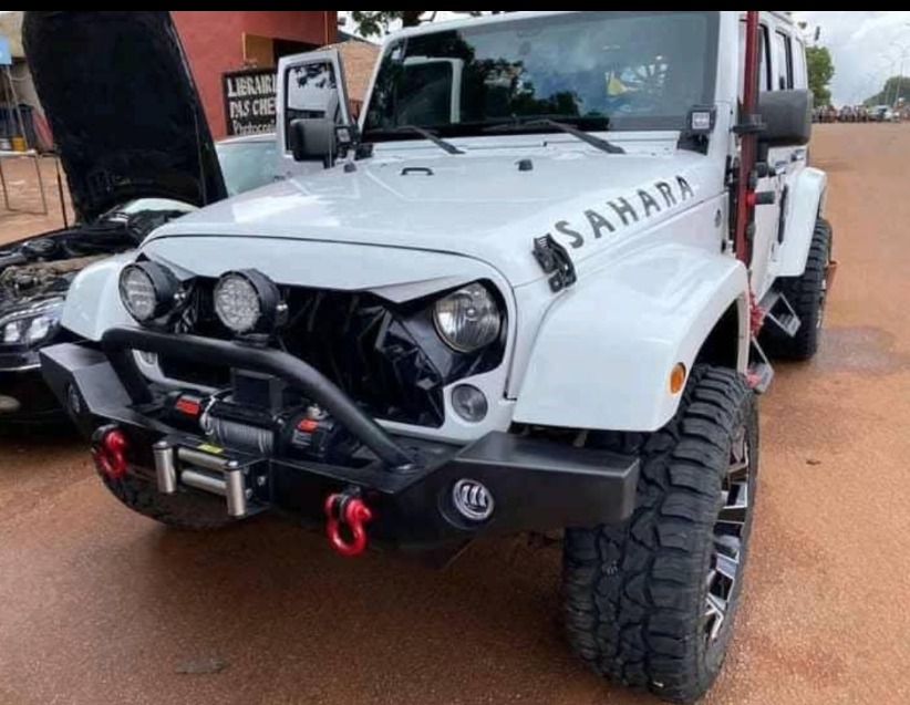 Jeep Sahara 4x4 blanche équipée pour le tout-terrain