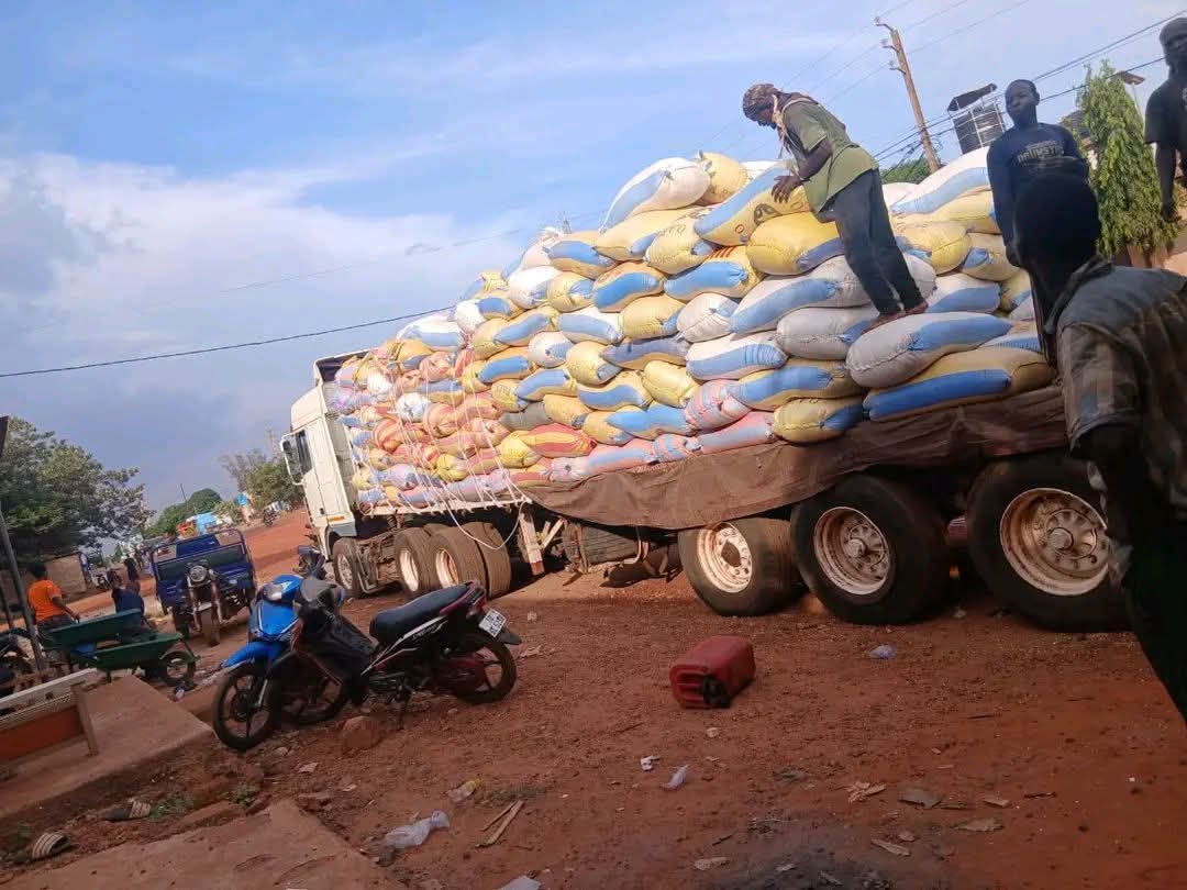 Camion chargé de sacs de marchandises lors d’un chargement