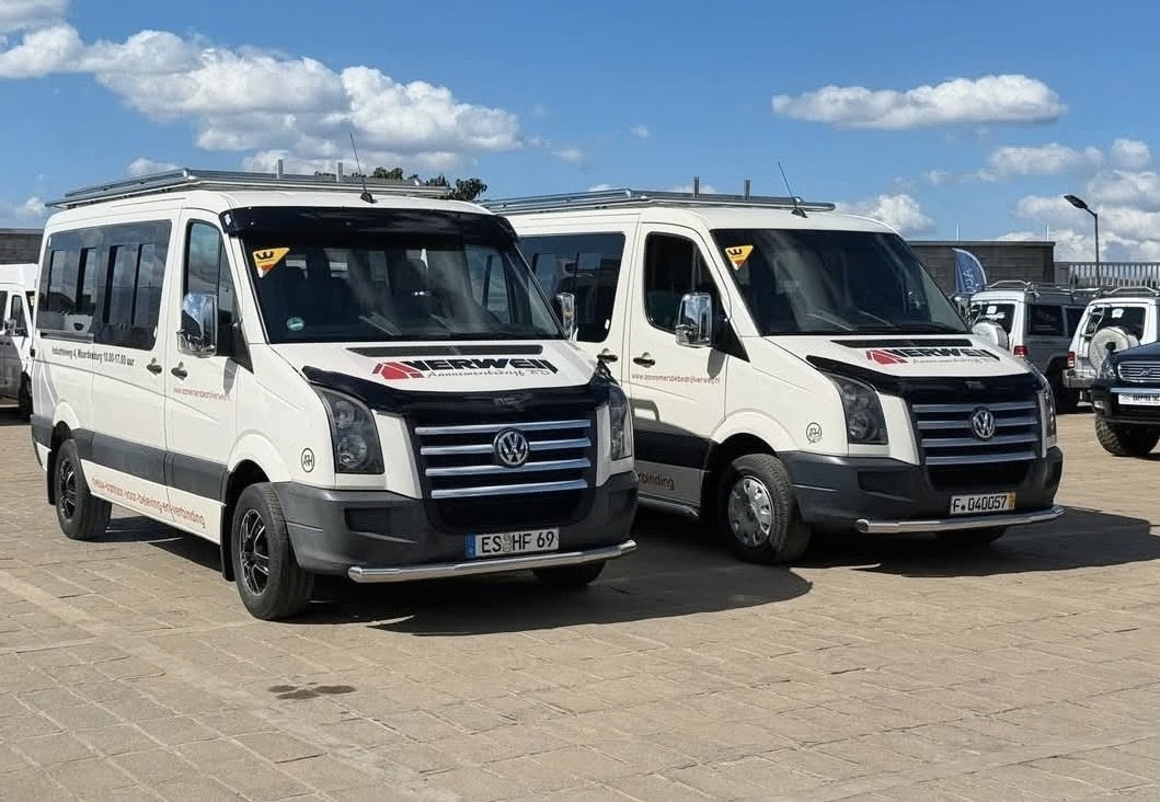 Deux minibus de transport de personnes stationnés
