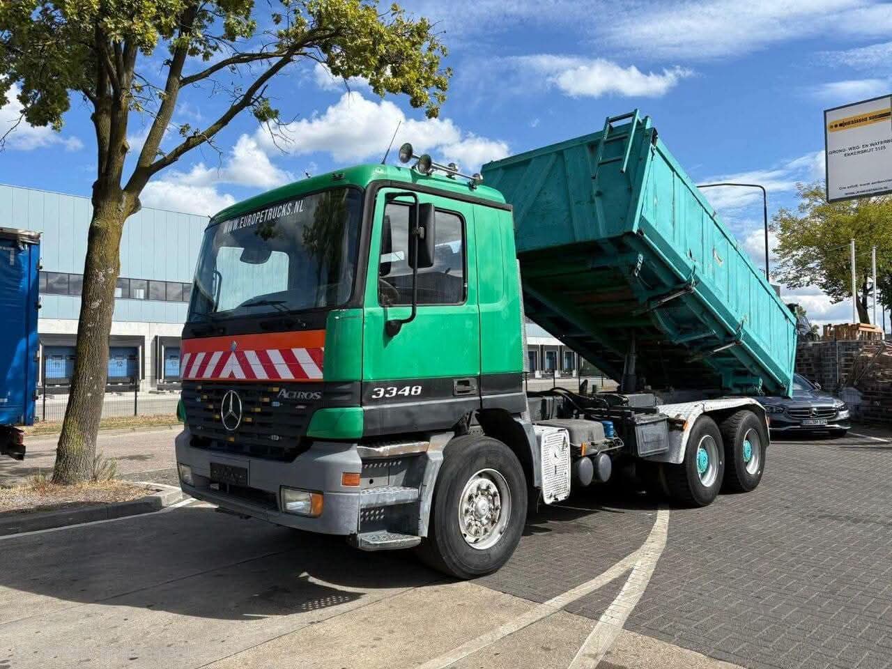 Camion benne vert prêt pour un chantier