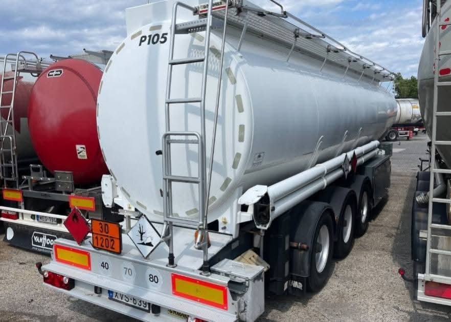 Citerne de transport de carburant sur remorque trois essieux
